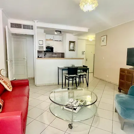 1 Bedroom Near Monaco Train Station Ferienhaus *